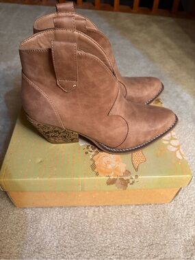 NIB Very G Women’s Brown Tan Western Ankle Boots - 8.5